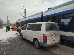 Vonatnak ütközött a személyautó