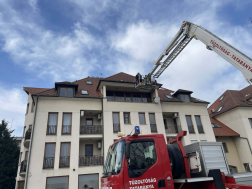 Cserepek csúsztak le Tatán