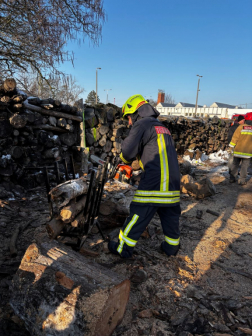 Tűzifa vágásával segítettek a tűzoltók
