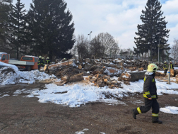Tűzifa vágásával segítettek a tűzoltók