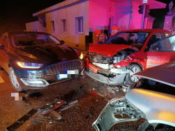 Három személygépkocsi ütközött össze Komáromban