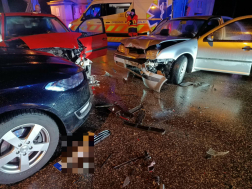 Három személygépkocsi ütközött össze Komáromban