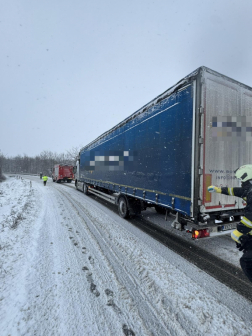 Tehergépjárművek akadtak el