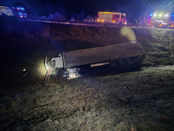 Árokba borult egy tehergépkocsi az M1-es autópályán