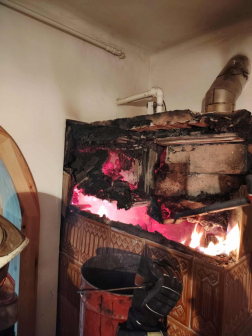 Cserépkályhában lerakódott égéstermék izzott