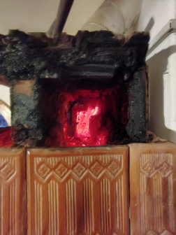 Cserépkályhában lerakódott égéstermék izzott