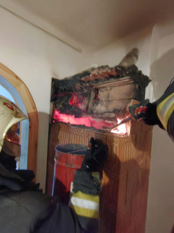 Cserépkályhában lerakódott égéstermék izzott