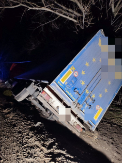Árokba csúszott kamion Környe külterületén
