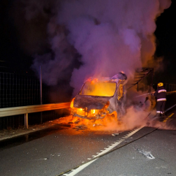 Kigyulladt egy kisteherautó az M1-es autópályán