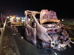 Kigyulladt egy kisteherautó az M1-es autópályán