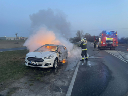 Autótűzhöz vonultak a tűzoltók