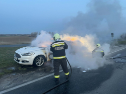 Autótűzhöz vonultak a tűzoltók