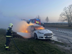 Autótűzhöz vonultak a tűzoltók