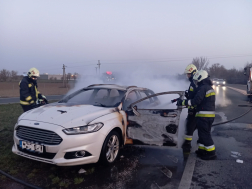 Autótűzhöz vonultak a tűzoltók