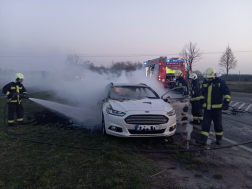 Autótűzhöz vonultak a tűzoltók
