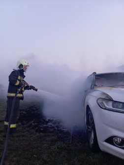Autótűzhöz vonultak a tűzoltók
