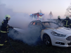 Autótűzhöz vonultak a tűzoltók