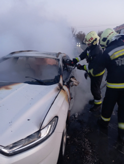 Autótűzhöz vonultak a tűzoltók