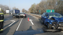 Összeütközött két személygépkocsi Táton