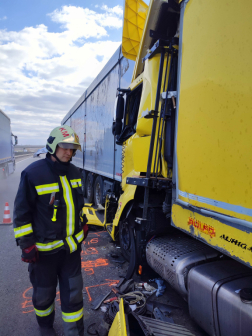 Összeütközött két kamion az autópályán