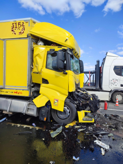 Összeütközött két kamion az autópályán