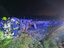 Árokba hajtott egy trélert vontató terepjáró