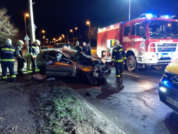 Villanyoszlopnak ütközött egy autó