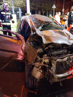 Villanyoszlopnak ütközött egy autó