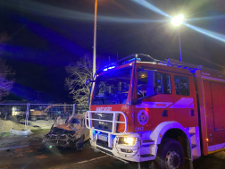 Villanyoszlopnak ütközött egy autó