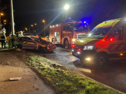 Villanyoszlopnak ütközött egy autó