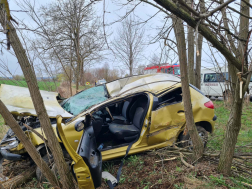 Árokba hajtott egy gépkocsi