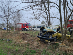 Árokba hajtott egy gépkocsi