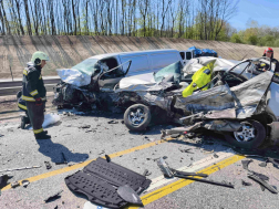 Kisbusz és személygépkocsi ütközött