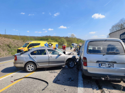 Kisbusz és személygépkocsi ütközött