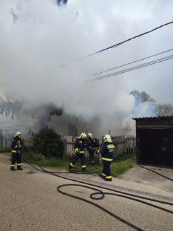 Összehordott szemét égett