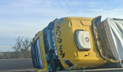 Felborult egy kamion az M1-es autópályán