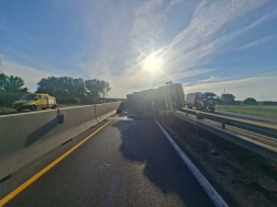 Felborult egy kamion az M1-es autópályán