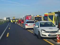 Felborult egy kamion az M1-es autópályán