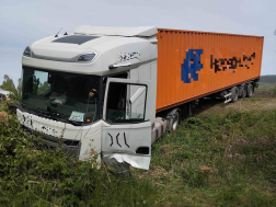 Tehergépkocsi és személyautó ütközött