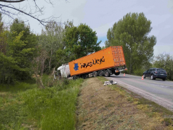 Tehergépkocsi és személyautó ütközött