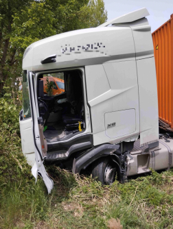 Tehergépkocsi és személyautó ütközött