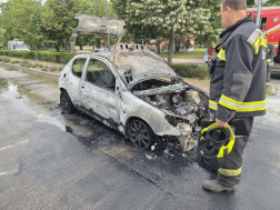 Teljesen kiégett egy gépkocsi