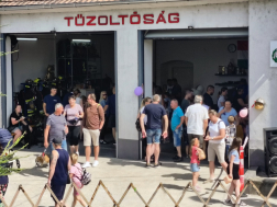 Nyitott szertárkapuk Kocs