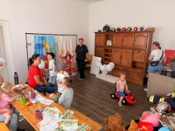 Nyitott szertárkapuk Kocs