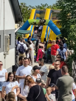Nyitott szertárkapuk Kocs