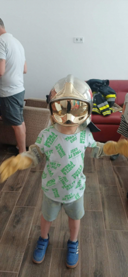 Nyitott szertárkapuk Kocs