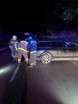 Betonoszlopnak ütközött egy autó Neszmélyen