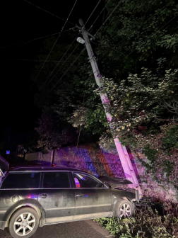 Betonoszlopnak ütközött egy autó Neszmélyen