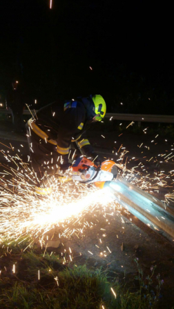 Szalagkorlátnak ütközött egy autó Bokodon