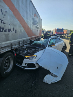 Nyerges vontató és autó ütközött